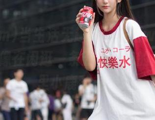 当生活无趣时，观看www.51.com就像在闲逛一条五光十色的街道，心里小鹿乱撞。