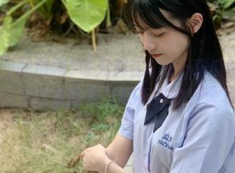 每天都在51cg吃瓜网流连，回家这条路永久修不好的沙堆路！
