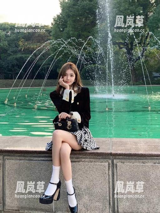 视频里阳光普照，网红带着小伙伴潜入厨房做挑战，不料频频被吃瓜爆料捉到小把戏。