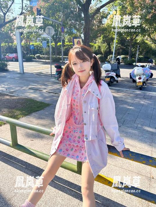 我爱52吃瓜网 站在“我爱52吃瓜网”入口,右边是八卦浪潮,左边是理智狂潮,进退维谷